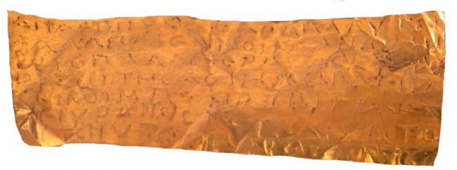 Χρυσό επιστόμιο με επιγραφή που αναφέρεται στην Περσεφόνη, από το νεκροταφείο του Σφακακίου/Σταυρωμένου 1ος αι. π.Χ.-1ος αι. μ.Χ.